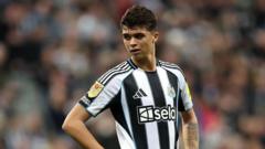 Howe vows to 'protect' Miley after critics target teenager