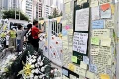 Homenagem na escola primária onde professoraapostas desportivas o que é23 anos se suicidou