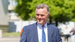 Hyfforddwr ceffylau yn euog o ymosod ar ddyn oedd yn cerdded ci