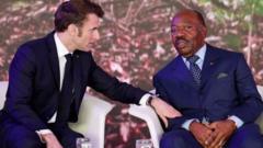 Rais wa Ufaransa Emmanuel Macron (kushoto) alikutana na Rais wa Gabon Ali Bongo (kulia) huko Libreville siku ya Alhamisi