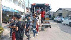 အလုပ်ရပ်နားခံရတဲ့စက်ရုံလုပ်သားအချို့ 