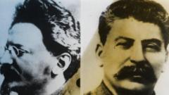 Trotsky kushoto na Stalin kulia.