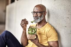 Homme qui mange des légumes