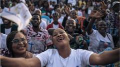 Crowds to see mass