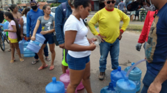 Pessoas em fila da água em Macapá