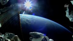 د امریکا فضايي ادارې (ناسا) یوه وېډیو خپره کړې ده چې له نړیوالې فضا بهر پکې دوه ستورمزلي ګرځي.