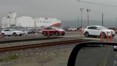 Tầu hàng và những chiếc xe VinFast VF8 tại bến cảng Benicia, vùng Vịnh San Francisco hôm 19/12/2022