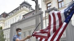 Демонстрант около посольства США в Вене
