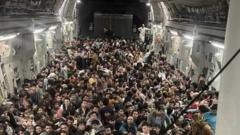 Афганские беженцы на борту военно-транспортного самолета ВВС США