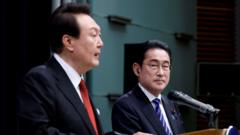 윤석열 대통령이 지난 3월 일본 도쿄 총리 관저에서 기시다 후미오 일본 총리와 공동 기자회견을 갖고 있다.