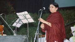 லதா மங்கேஷ்கர்: நேருவையே கண்ணீர் சிந்த வைத்த இசைக் குயில்