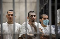 Phạm nhân bị giam giữ trong siêu nhà tù COCET ở El Salvador