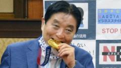 Tokyo Olympics: उत्साही महापौरांनी चावलं थेट गोल्ड मेडल आणि...