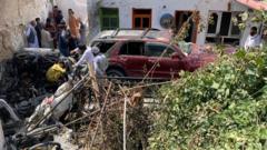 تباہ شدہ کار اور اطراف میں ہونے والا نقصان