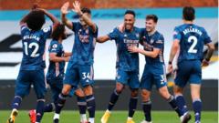 Awọn agbabọọlu Arsenal n dawọ idunnu goolu ti wọn gba sinu awọn