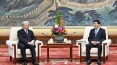 夏立言（左）先後接受中國國台辦主任宋濤及中共中央政治局常委王滬寧（右）等高層邀請會面，格外引人注目。