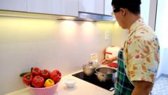 Anh Nguyễn Tấn Trường, Nha Trang, thường xuyên đảm nhiệm công việc nấu ăn trong gia đình