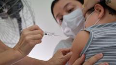 Criança recebe vacina no Brasil