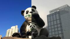 La estatua de un panda en Pekín