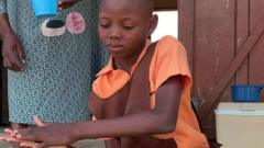 Agnes Mba alikishangaza Kijiji kizima alipoamka siku moja , kuvaa sare zake za shule akatambaa kwa kutumia magoti yake hadi shule ili kutimiza ndoto yake