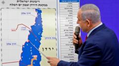 Беньямин Нетаньяху перед картой долины реки Иордан
