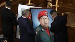 Dois homens penduram quadro com rosto do ex-presidente Hugo Chávez em uma parede