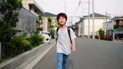 Un niño japonés caminando hacia la escuela.