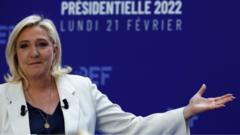 A candidata presidencial do partido de extrema-direita francesa Marine Le Pen participa de uma entrevista com o presidente da associação de empregadores franceses (Medef) Geoffroy Roux de Bezieux em Paris, França, 21 de fevereiro de 2022. REUTERS/Gonzalo Fuentes
