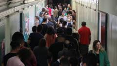 Dezenas de pessoas em corredor