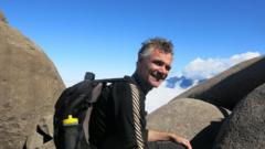 Dom Phillips caminhando sobre pedras