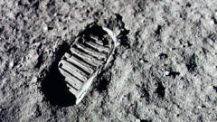 Footprint-on-the-moon's-surface.