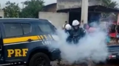 Momento em que agentes da PRF jogam gás dentro de viatura com Genivaldo de Jesus Santos, de 38 anos