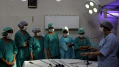 인도 병원에서 수련 중인 의사들