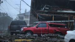 Autos y edificios dañados en Nueva Orleans por el paso del huracán Ida