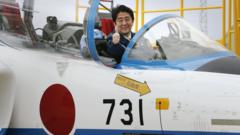2013年5月，安倍晋三在日本自卫队一架训练飞机上。