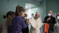 Papa Francesco, İtalya'daki bir hastanede Ukraynalı çocukları ziyaret ediyor, 19 Mart 2022.