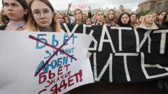 Участники митинга в поддержку сестер Хачатурян