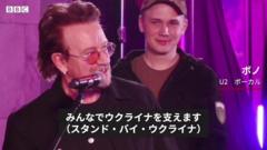 U2のボノさん、キーウの地下鉄駅でウクライナ歌手と「スタンド・バイ・ウクライナ」