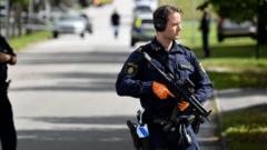 Polícia em frente a escola alvo de ataque a tiros em Esloev, no sul de Suécia, em 19 de agosto de 2021.