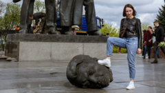 동상과 우크라이나 시민