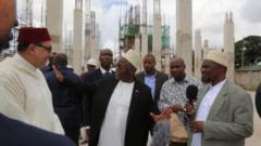 Rais wa Jamhuri ya Muungano wa Tanzania Dkt. John Pombe Magufuli akiwa na Mfuti wa Tanzania Sheikh Aboubakary Zubeiry Ally na Balozi wa Mororcco nchini Tanzania Abdellah Benyryane baada ya kukagua maendeleo ya ujenzi wa msikiti mkuu wa Baraza Kuu la Waisalmu Tanzania (BAKWATA) unaojengwa kwa ufadhili wa Mfalme Mohamed wa Sita wa Morocco Kinondoni jijini Dar es Salaam
