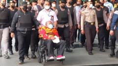 Gubernur Papua Lukas Enembe, tiba di Gedung Merah Putih KPK, Jakarta, Kamis (12/1/2022) sore.