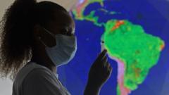 Enfermeira com máscara segurando seringa, com mapa do Brasil atrás