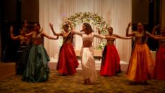 舞者們在一場斯里蘭卡婚禮表演印度寶萊塢舞蹈