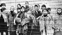 Abana b'abacikacumu mu nkambi y'aba Nazi ya Auschwitz-Birkenau mu bumanuko bwa Pologne mu 1945