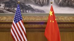 北京人民大会堂习近平与拜登视像会议现场的美国（左）与中国（右）国旗（新华社图片16/11/2021）