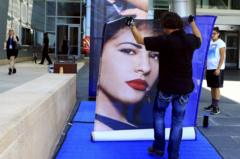 Selena Quintanilla: The tragic Latin pop icon who still inspires - BBC News