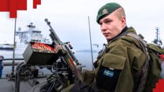 Як зміниться розподіл сил в альянсі, де під "безпековою парасолькою" тепер 32 країни?
Як збільшився кордон Росії із країнами НАТО?
Перспективи вступу України до НАТО. За яких умов вона може отримати членство в альянсі? Розмова із експертом Центру оборонних стратегій Олександром Харою