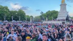 Толпа у Букингемского дворца в Лондоне