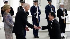 美國總統拜登與日本首相岸田文雄握手